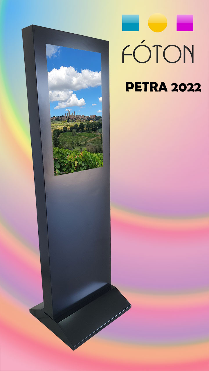 petra-2022-foton-multimidia-totem-slim-monitor-digital-signage-01